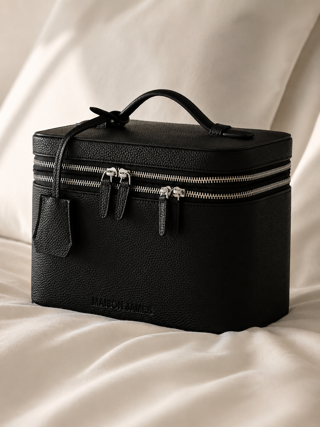 Maison James, Luxury Vanity Case, Personalized Vanity Case, Makeup case, Vanity Case, Black Vanity Case, Best Vanity Cases, Travel, Train Trunk, Personalized Gifts, Customized Gifts, Duo Vanity Case