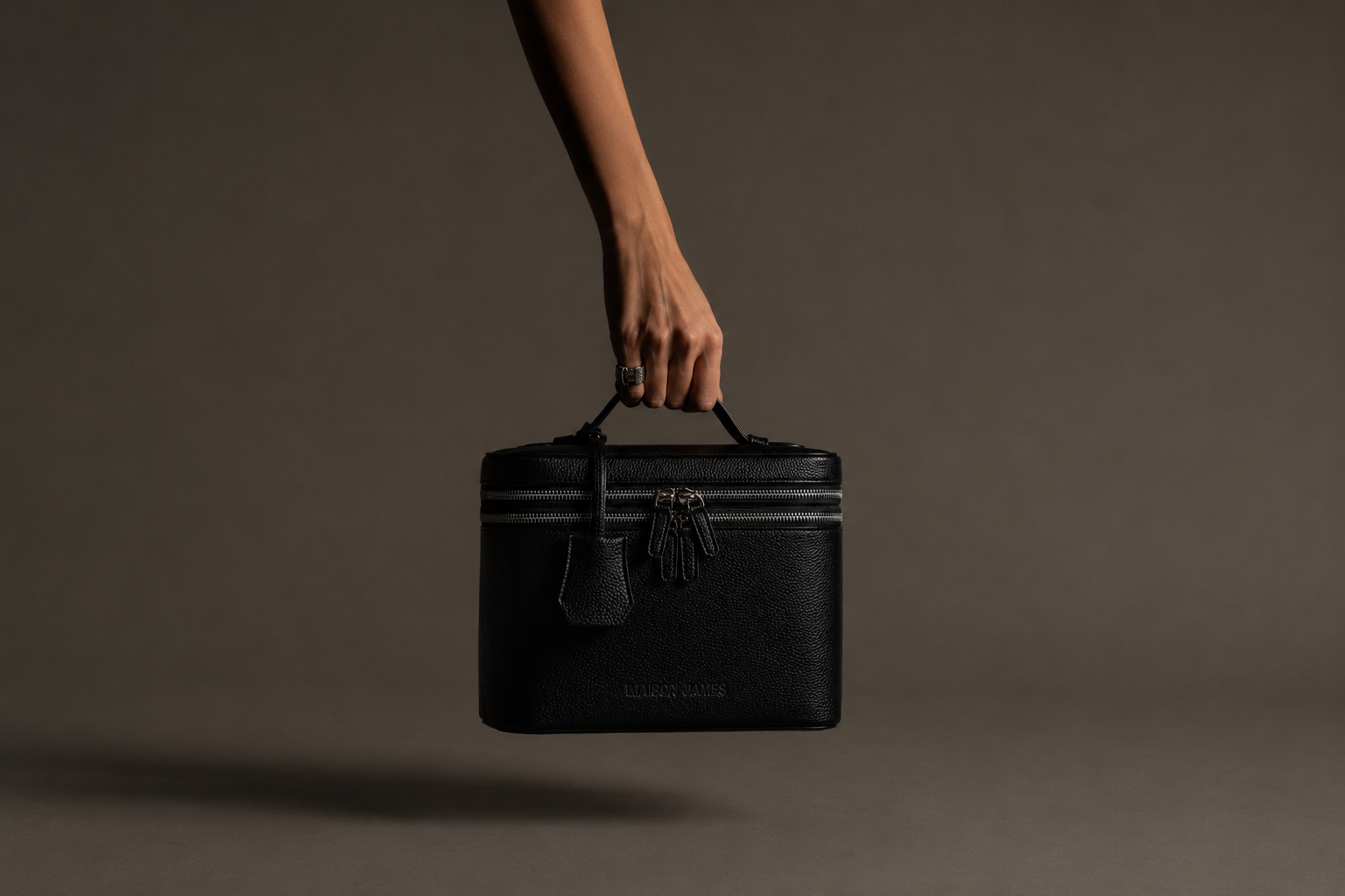Maison James, Vanity Case, Black Vanity Case, Makeup Bag, Duo Vanity Case, Luxury Travel, Best Vanity Case, Best Vanity Cases, Personalized Gifts, Luxury Vanity Case, Luxury Makeup Bag